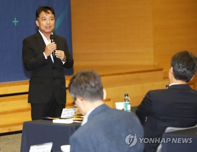 김택진 엔씨소프트 대표가 8일 오후 경기도 성남시 판교 엔씨소프트 R&D센터 사옥에서 열린 국회 문화체육관광위원회 국정감사 현장시찰에서 발언하고 있다. 사진=연합뉴스