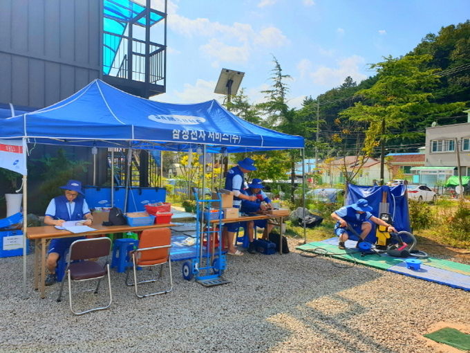 경북 영덕군 강구면을 방문한 삼성전자서비스 엔지니어들이 수해 지역 주민들을 위해 가전제품을 점검하고 있다. 사진=삼성전자