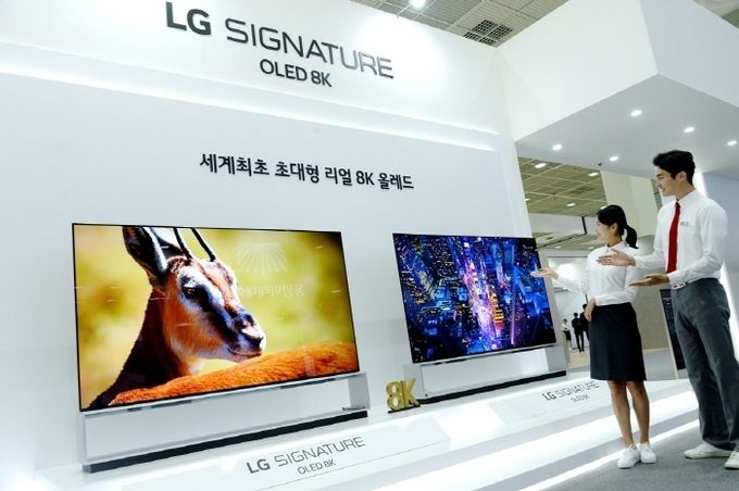 8일 서울 삼성동 코엑스에서 개막한 '한국전자전 2019'에서 모델들이 세계 최초 8K 올레드 TV 'LG 시그니처 올레드 8K'를 소개하고 있다. 사진=LG전자
