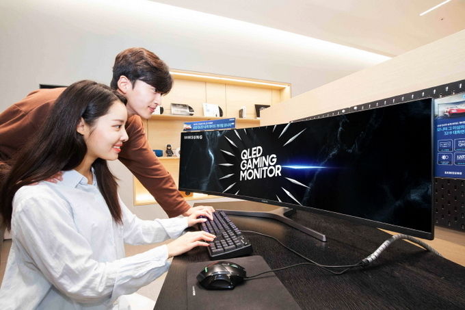 삼성전자는 올 상반기 게이밍 모니터 시장에서 세계 1위에 올랐다고 9일 밝혔다. 삼성전자 모델들이 듀얼 QHD 게이밍 모니터 ‘CRG9' 49형을 소개하고 있다. 사진=삼성전자