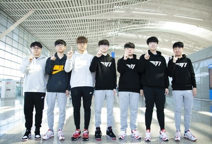 T1 ‘리그 오브 레전드’ 팀의 선수들이 지난 8일 인천공항에서 ‘월드챔피언십’ 참가를 앞두고 승리 포즈를 취하고 있다. 사진=SK텔레콤
