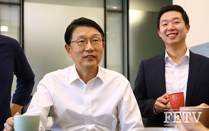장석훈 삼성증권 대표이사가 직원들과 함께 담소를 나누고 있다. (사진=삼성증권)