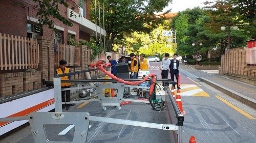 사진= 도로도색과 관련 신기술인증을 받은 (주)라인테크는 14일 강동구 고덕동에서 강동구청 관계자가 참석한 가운데 자동화로봇으로 도로문자를 도색하는 기술을 시현했다.