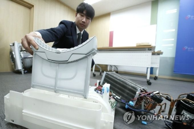 한국소비자원은 지난 8월 서울 송파구 한국소비자원 서울지원에서 LG전자 의류 건조기 조사결과를 발표했다. 당시 소비자원 관계자가 의류 건조기에 먼지가 쌓이는 원리를 설명하고 있다. 사진=연합뉴스
