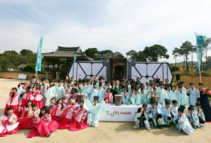 SK텔레콤은 자사의 이동형 ICT 체험관 ‘티움(T.um) 모바일’이 16일부터 18일까지 경상북도 함양군 남계서원을 방문, 지역 초등학생을 대상으로 ICT 체험 활동을 펼친다고 밝혔다. 사진=SK텔레콤