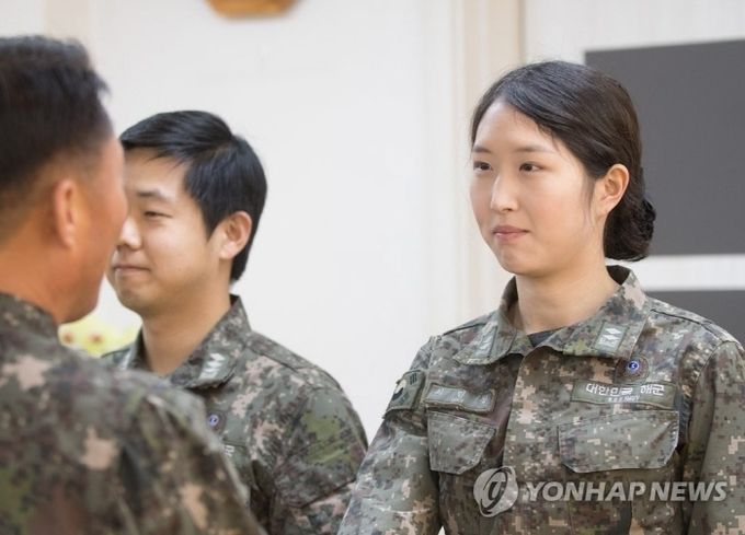 최민정 중위가 2017년 해군 전역 신고를 마치고 소속 부대장과 악수하고 있다. 사진=연합뉴스