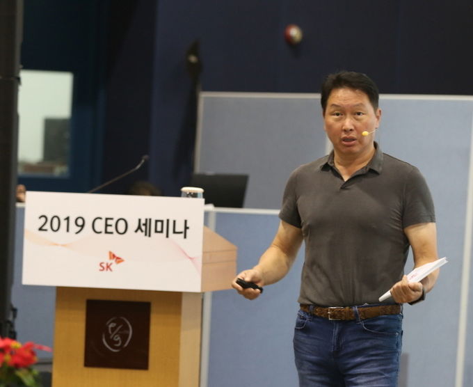 최태원 SK 회장이 18일 제주 서귀포시 디아넥스 호텔에서 열린 `2019 CEO세미나'에서 폐막 연설을 하고 있다. 사진=SK