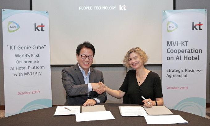 배철기(왼쪽) KT 글로벌사업개발담당 상무와 앙케 길(Anke Gill) MVI CEO가 계약 체결 후 악수하고 있다. 사진=KT