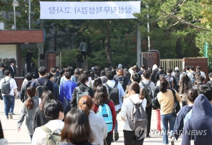 지난 20일 삼성직무적성검사를 치른 취업준비생들이 고사장에서 나오고 있다. 사진=연합뉴스