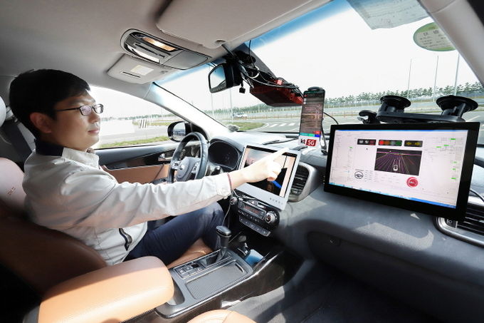 KT가 지난 21일 충남 서산 현대모비스 주행시험장에서 자율주행차 ‘엠빌리’로 KT 5G V2X 기반 자율주행 기술을 시연하고 있다. 사진=KT