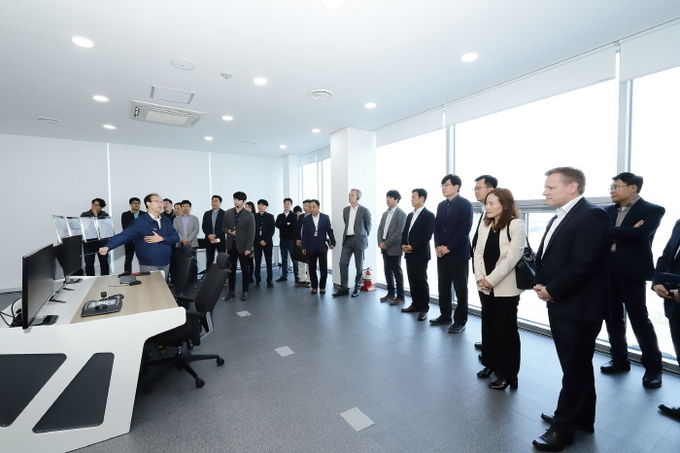 지난 21일 충남 서산 현대모비스 주행시험장에서 열린 기술교류회에서 관계자들이 기술교류 성과에 대한 설명을 듣고 있다. 사진=KT