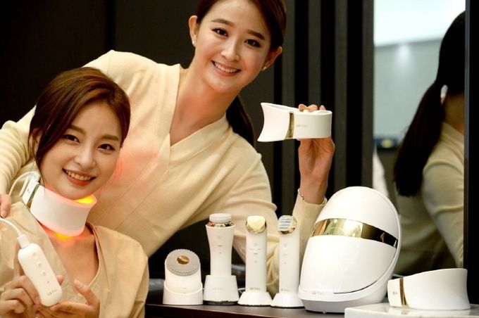 모델들이 목 부위 피부 관리기기 'LG 프라엘 더마 LED 넥케어' 제품을 소개하고 있다. 사진=LG전자