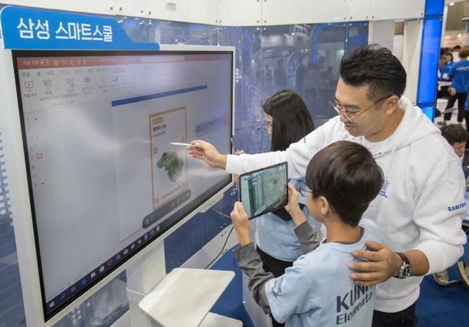 23일 경기도 일산 킨텍스에서 열린 '2019 교육기부 박람회'에서 학생들이 삼성전자 전시 부스를 방문해 다양한 교육 프로그램을 체험해보고 있다. 사진=삼성전자