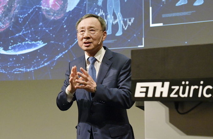 KT 황창규 회장이 22일(현지시간) 스위스 취리히에 위치한 취리히 연방공대(ETH Zurich)에서 ‘5G, 번영을 위한 혁신’을 주제로 특별강연을 하고 있다. 사진=KT