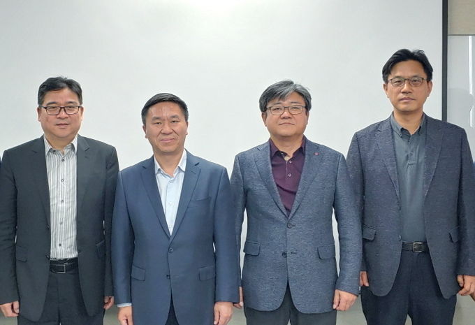LG유플러스는 지난 17일 5G를 중심으로 전방위적인 협력 관계를 맺은 중국 차이나텔레콤의 리우꾸이칭(왼쪽 두번째) 부총재 등 주요 경영진이 마곡사옥을 방문해 최택진 NW부문장 부사장(왼쪽 세번째) 등과 전략적 제휴의 후속 논의를 본격화했다고 밝혔다. 사진=LG유플러스