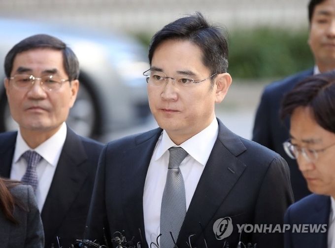 이재용 삼성전자 부회장이 25일 오전 서울 서초구 서울고등법원에서 열린 파기환송심 첫 공판에 출석하며 법정으로 향하고 있다. 사진=연합뉴스
