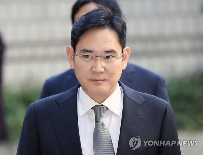 이재용 삼성전자 부회장이 25일 오전 서울 서초구 서울고등법원에서 열린 파기환송심 첫 공판에 출석하며 법정으로 향하고 있다. 사진=연합뉴스