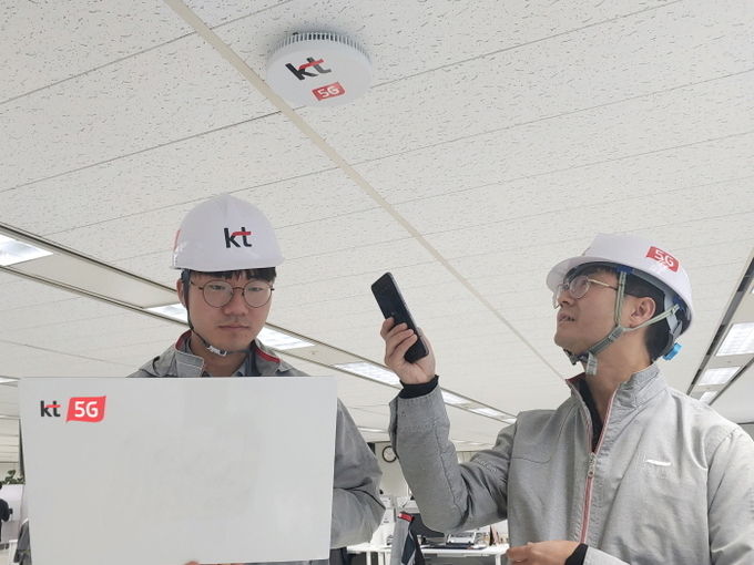 KT 네트워크부문 직원들이 대구 KT 효목사옥 내 5G 스몰셀 솔루션 RDS를 설치한 후 품질을 점검하고 있다. 사진=KT