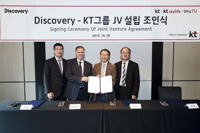  KT는 28일 서울 종로구 포시즌스 호텔에서 디스커버리와 ‘콘텐츠 사업 협력 및 합작투자회사(JV) 설립을 위한 업무협약’을 체결했다고 밝혔다. (왼쪽부터) 윤용필 스카이티브이 사장, 사이먼 로빈슨 디스커버리 네트웍스 아시아퍼시픽 사장 겸 해외 최고 재무책임자, 구현모 KT 커스터머&미디어부문장 사장, 강국현 KT스카이라이프 사장. 사진=KT