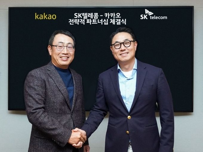 유영상(왼쪽)) SK텔레콤 사업부장과 여민수(오른쪽) 카카오 공동대표가 3000억 규모의 주식을 교환하고 미래 ICT 분야에서 사업 협력을 추진하는 전략적 파트너십을 체결했다. 사진=SK텔레콤