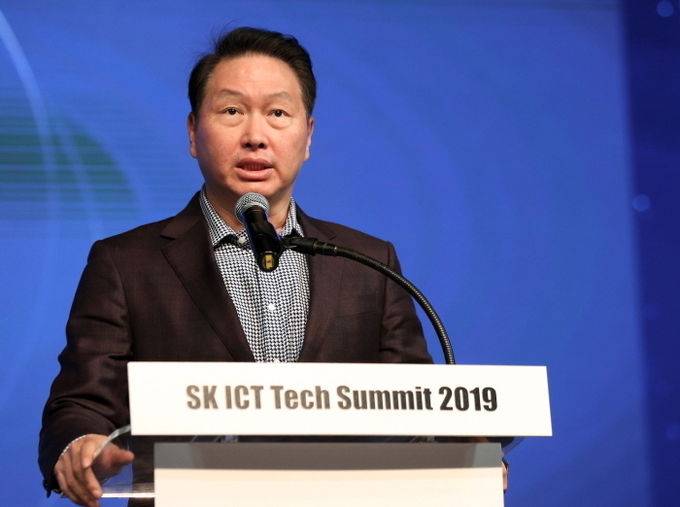 최태원 SK 회장이 28일 서울 광진구 워커힐 호텔에서 열린 ‘SK ICT 테크 서밋 2019’ 개막식에서 개회사를 하고 있다. 사진=SK텔레콤