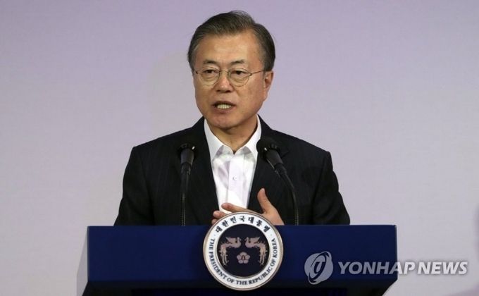 문재인 대통령이 28일 서울 강남구 코엑스에서 열린 네이버 개발자 컨퍼런스 '데뷰(DEVIEW) 2019'에서 인공지능 관련 기조연설을 하고 있다. 사진=연합뉴스