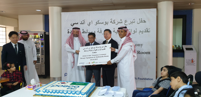 (왼쪽부터) 포스코건설과 사우디 PIF 합작법인인 PECSA Samer Abu Durrah CEO, 포스코건설 이영훈 사장, 주 사우디아라비아 대한민국 대사관 조병욱 대사, 장애인학교(Disabled Children’s association) Ahmed Al Tamimi 이사장