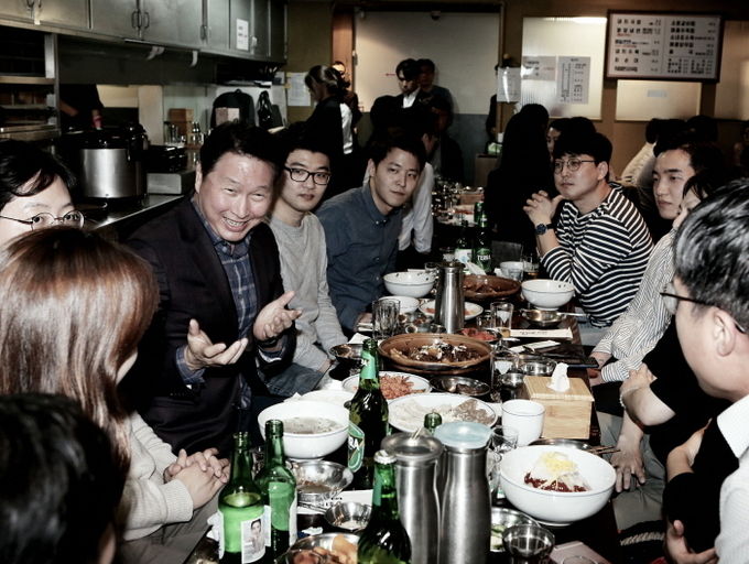 최태원 SK그룹 회장이 28일 저녁 서울 광화문 인근 한 음식점에서 저녁식사를 겸한 번개 행복토크를 열고 구성원들과 담소를 나누고 있다. 사진=SK그룹