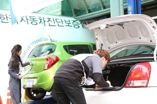 사진=제13회 대한민국 자동차진단평가기능경진대회에 참가한 선수가 차량점검을 하고 있다.