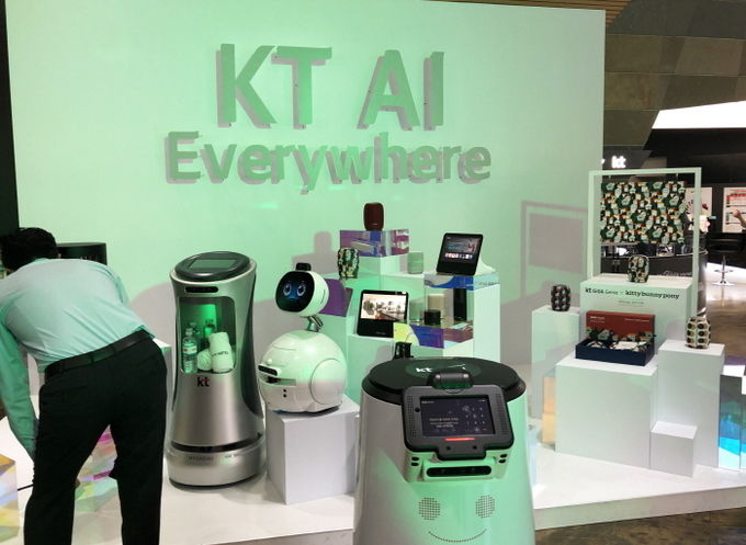 KT는 30일 서울 종로구 광화문 KT스퀘어에서 어디서나 AI와 함께하는 초지능사회를 위한 ‘AI 컴퍼니’로 탈바꿈하겠다고 밝혔다. KT AI가 탑재된 다양한 기기들이 KT스퀘어에 전시돼 있다. 사진=조성호 기자