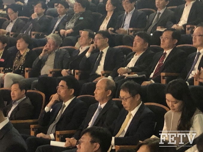 (첫줄 왼쪽 두 번째부터)이동면 KT 미래플랫폼사업부문장 사장과 오성목 KT 네트워크부문장 사장, 구현모 KT 커스터머&미디어부문장 사장이 30일 KT 기자간담회에 나란히 착석해 발표를 지켜보고 있다. 사진=조성호 기자