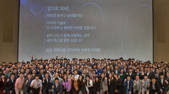 삼성전자 창립 50주년을 맞아 1일 수원 '삼성 디지털 시티'에서 경영진과 임직원들이 초일류 100년 기업의 역사를 쓰자고 다짐하며 화이팅을 외치고 있다. 사진=삼성전자