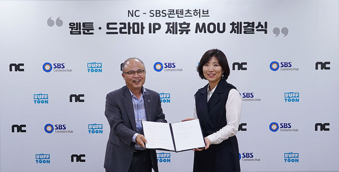민보영(오른쪽) 엔씨소프트 퍼블리싱 2Center장 상무와 김영섭(왼쪽) SBS콘텐츠허브 김영섭 대표가 지난달 31일 SBS 프리즘타워에서 웹툰‧드라마 IP 제휴를 위한 MOU를 체결하고 기념 촬영을 하고 있다. 사진=엔씨소프트