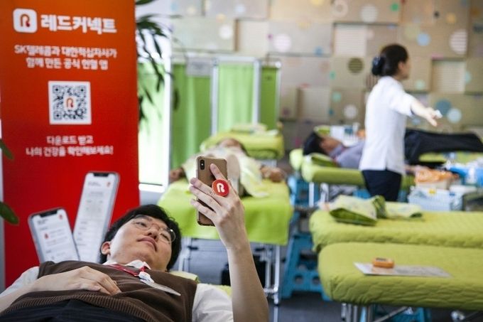 SK텔레콤과 대한적십자사는 헌혈자의 건강정보 15종을 비롯해 다양한 헌혈 관련 서비스를 제공하는 혁신적 애플리케이션 ‘레드커넥트’를 출시한다고 4일 밝혔다. 사진=SK텔레콤