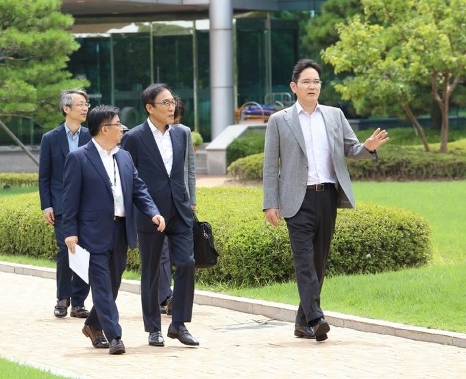 이재용 삼성전자 부회장이 지난 8월 충남 온양 사업장을 찾아 주요 경영진과 사업현장을 둘러보고 있다. (오른쪽부터) 이재용 부회장, 김기남 DS부문 대표이사 부회장, 백홍주 TSP총괄 부사장, 진교영 메모리사업부장 사장. 사진=삼성전자
