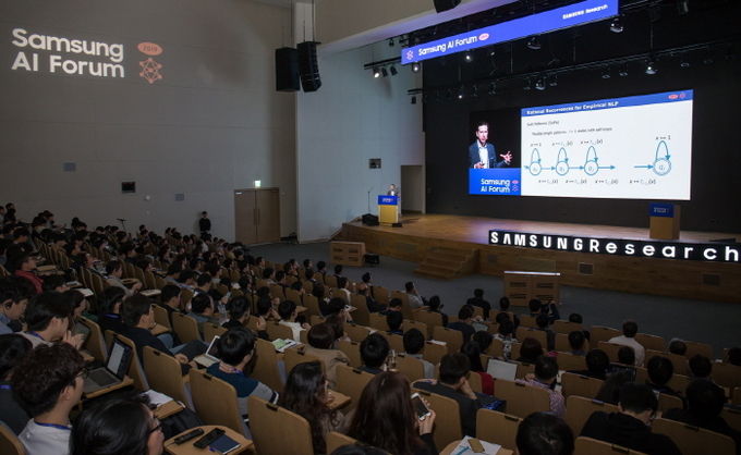5일 삼성전자 서울R&D캠퍼스에서 열린 '삼성 AI 포럼 2019'. 노아 스미스 교수가 '실험적 자연어 처리를 위한 합리적인 순환신경망'을 주제로 발표하고 있다. 사진=삼성전자