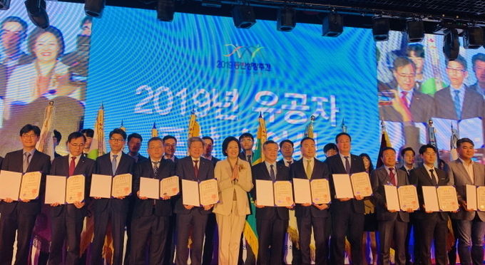 네이버는 6일 중소벤처기업부와 동반성장위원회가 주관한 ‘2019년 동반성장주간 기념식’에서 ‘자발적 상생협력(단체)’ 부문 대통령 표창을 수상했다고 밝혔다. 임동아(왼쪽 첫 번째) 네이버 동반성장 담당 리더가 수상 후 기념촬영을 하고 있다. 사진=네이버