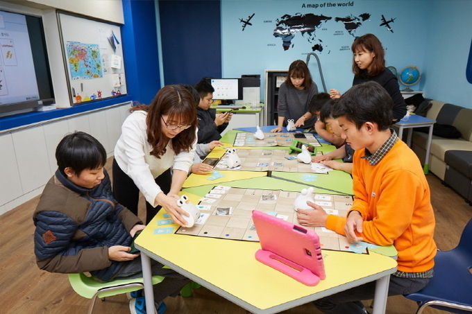 수원 소재 자혜학교에서 학생들이 코딩스쿨 수업을 받고 있는 모습. 사진=SK텔레콤