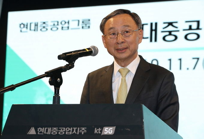 황창규 KT 회장이 7일 서울 동대문 노보텔 엠배서더 호텔에서 열린 ‘KT-현대중공업 5G 기반 사업협력 성과 발표회’에서 발표하고 있다. 사진=KT