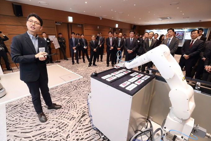 7일 서울 동대문 노보텔 엠배서더 호텔에서 열린 ‘KT-현대중공업 5G 기반 사업협력 성과 발표회’에서 양사 참석 임원들이 AI 음성인식 협동로봇 시연을 보고 있다. 사진=KT