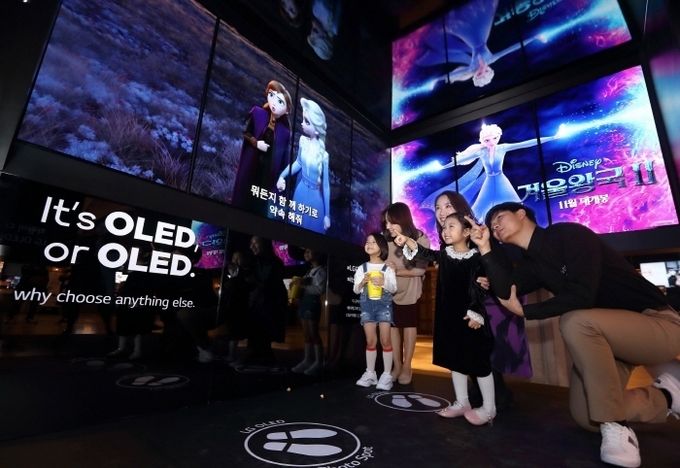 지난 주말 서울 한강대로 CGV 용산아이파크몰을 찾은 관람객들이 체험 부스에서 OLED의 화질을 즐기고 있는 모습. 사진=LG디스플레이 제공