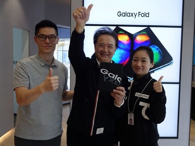 지난 8일(현지시간) 중국 상하이 난징둥루(南京東路)에 있는 삼성전자 플래그십 매장에서 한 고객이 갤럭시폴드를 사고 난 뒤 엄지를 들어 보이고 있다. 사진=연합뉴스