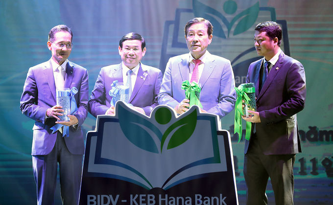 KEB하나은행은 베트남 자산규모 1위 은행이자 4대 국영상업은행 중 하나인 BIDV(Bank for Investment and Development of Vietnam)의 외국인 전략적 투자자 지위를 11일 취득했다. 지성규 KEB하나은행장(왼쪽 첫 번째), 판 둑 뚜(Phan Duc Tu) BIDV 이사회의장(왼쪽 두 번째), 김정태 하나금융그룹 회장(왼쪽 세 번째), 레 응옥 람(Le Ngoc Lam) BIDV 은행장 대행(왼쪽 네 번째)은 이날 저녁 베트남 하노이 멜리아(melia) 호텔 그랜드볼룸에서 열린 기념행사에서 KEB하나은행과 BIDV 양행이 함께 성장한다는 의미로 나무에 물을 주는 세리머니를 하고 있다.