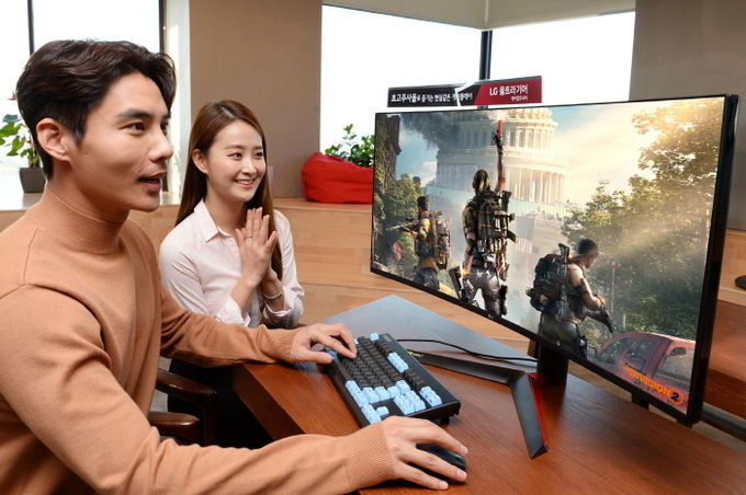 LG전자 모델들이 대화면·고성능 겸비한 LG 울트라기어 게이밍 모니터 신제품(모델명: 38GL950G)으로 게임을 즐기고 있다 사진=LG전자