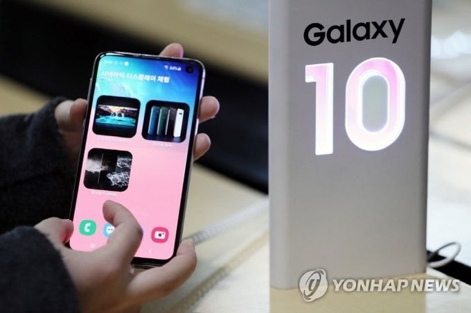 지난 3월 출시된 삼성전자 프리미엄 스마트폰 갤럭시S10. 사진=연합뉴스