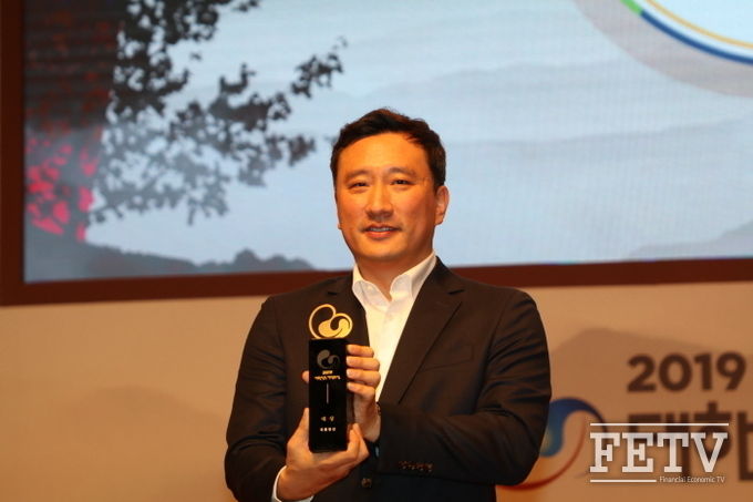 지원길 스마일게이트RPG 대표가 13일 부산 해운대구 센텀시티 신세계백화점에서 열린 '2019 대한민국 게임대상' 대상 트로피를 들고 기념촬영을 하고 있다. 사 진=조성호 기자