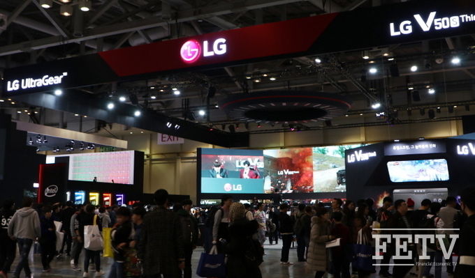 LG전자는 14일 부산 벡스코에서 개막한 국제게임전시회 ‘지스타2019’에 역대 최대 규모 부스를 마련하고 관람객을 맞이했다. 사진=조성호 기자