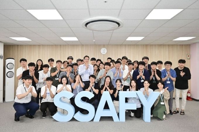 이재용 삼성전자 부회장이 지난 8월 삼성 청년 소프트웨어 아카데미(SSAFY) 광주 교육센터를 방문해 소프트웨어 교육을 참관하고 교육생들과 기념촬영 하고 있다. 사진=삼성전자