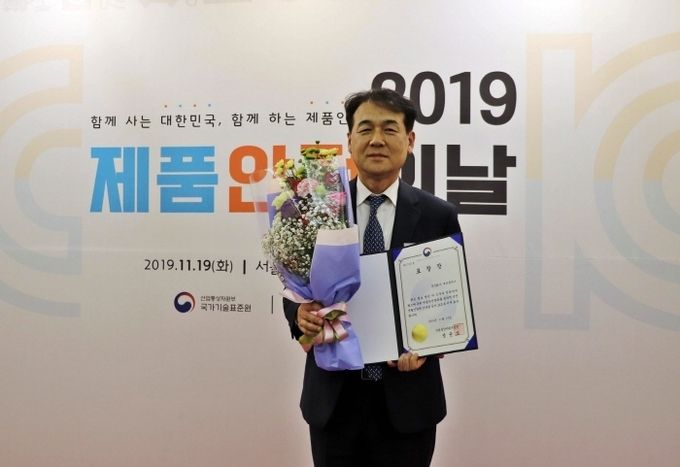 조상호 대유플러스 대표이사가 지난 19일 서울 삼성동 코엑스에서 열린 ‘2019 제품안전의 날’ 시상식에서 산업통상자원부 장관상을 수상하고 기념촬영을 하고 있다. 사진=대유위니아