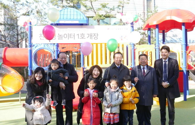 20일 서울 강서구 달빛어린이공원에서 (왼쪽부터) 정혜윤 LG유플러스 스마트홈 상무, 장상기 서울시의회 의원, 한정애 더불어민주당 의원, 노현송 강서구청장, 김병진 강서구의회 의장, 이지훈 테라사이클 코리아 총괄이 업사이클링 캠페인으로 완성된 친환경 놀이터 개소식 후 기념촬영을 하고 있다. 사진=LG유플러스